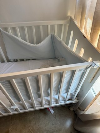 Cuna de bebé blanca