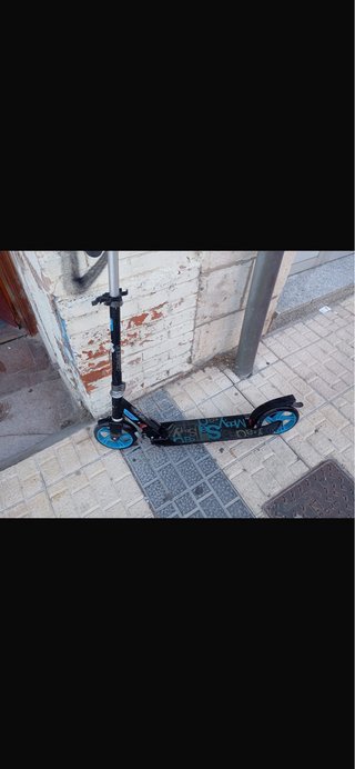 Patinete infantil con ruedas azules