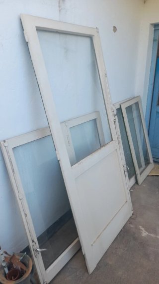 URGE Puerta de madera y cristal