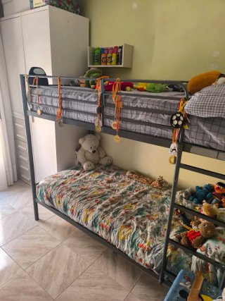 Litera metálica gris