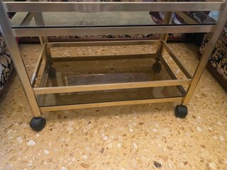 Mesa auxiliar de cristal con ruedas