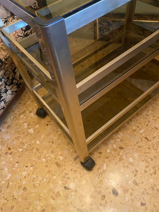 Mesa auxiliar de cristal con ruedas