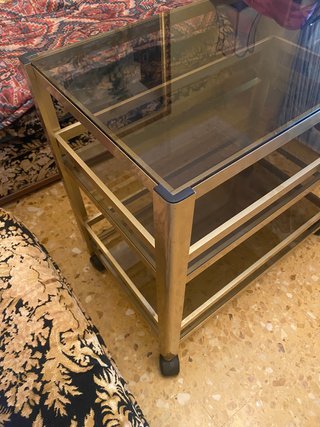 Mesa auxiliar de cristal con ruedas