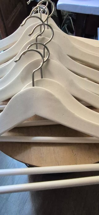 Lote de 10 perchas de madera blancas