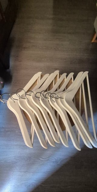 Lote de 10 perchas de madera blancas