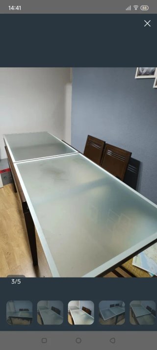 Mesa de salón de cristal y madera