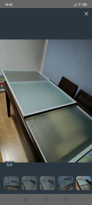 Mesa de salón de cristal y madera