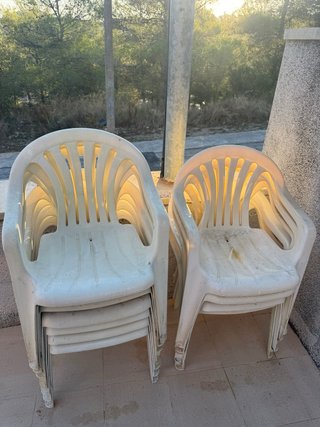 Sillas de plástico apilables blancas