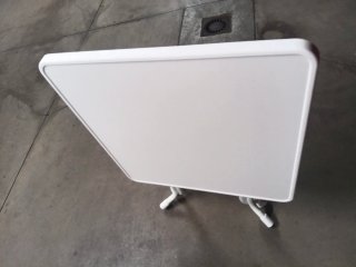 Tavolo quadrato bianco in plastica