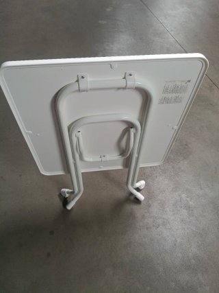 Tavolo quadrato bianco in plastica
