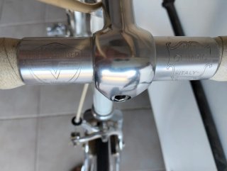 Bicicleta de carretera clásica blanca