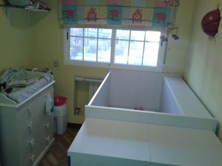 Cuna convertible en dormitorio infantil