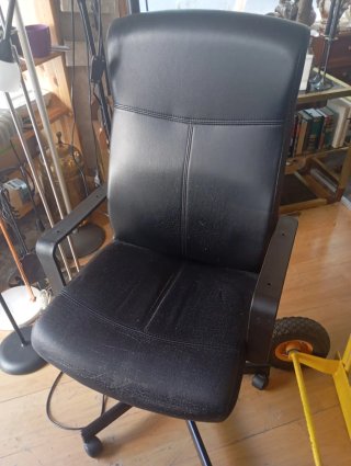 Silla de oficina negra con ruedas