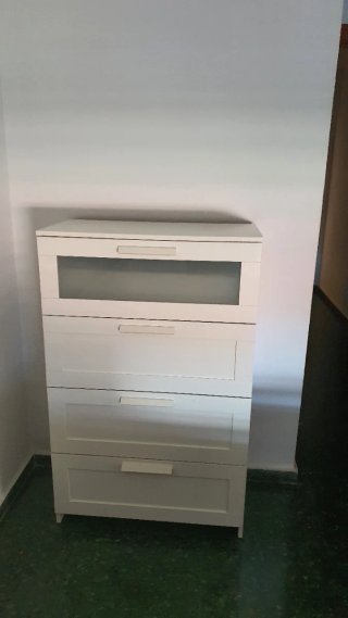Cómoda blanca con cajones y cristal