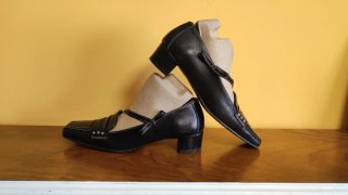 Zapatos negros de tacón abierto ideales para fald