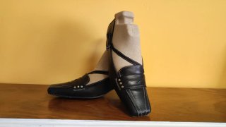 Zapatos negros de tacón abierto ideales para fald
