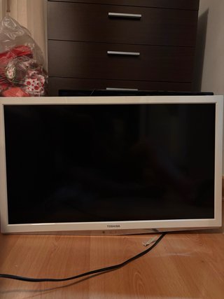 Televisor Toshiba Blanco/Plata + Soporte Pared