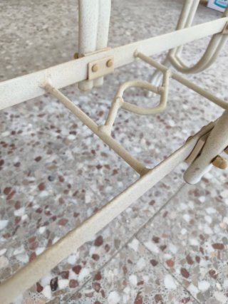 Mesa de cristal y metal ovalada