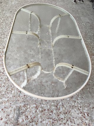 Mesa de cristal y metal ovalada