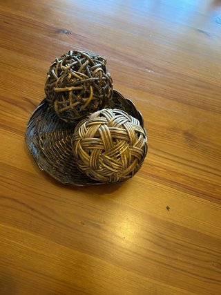 Bolas decorativas de mimbre y madera