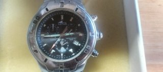 Reloj Lotus plateado funcionando