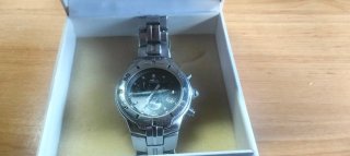 Reloj Lotus plateado funcionando