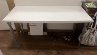 Mesa de escritorio blanca y gris