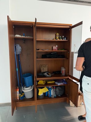Armario de madera maciza Lathos gran capacidad