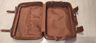 Maleta de piel vintage elegante.