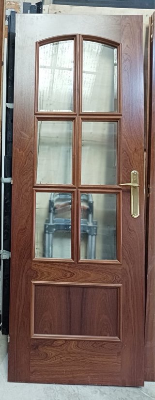 Puerta doble de madera con cristales