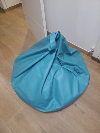 Puff pera estilo cuero azul