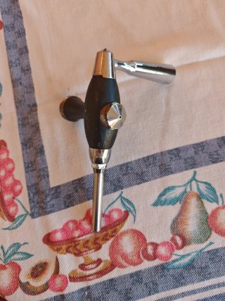 Solo el grifo de mando de cerveza