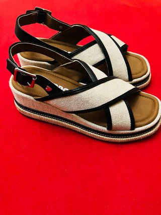 Sandalias cuña Gioseppo beige y negro