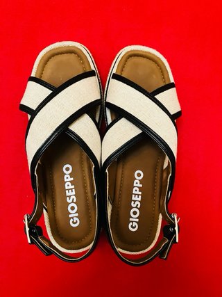 Sandalias cuña Gioseppo beige y negro
