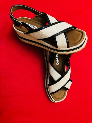 Sandalias cuña Gioseppo beige y negro