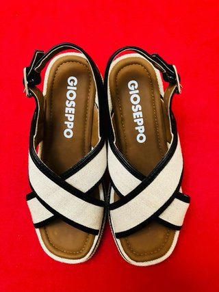 Sandalias cuña Gioseppo beige y negro