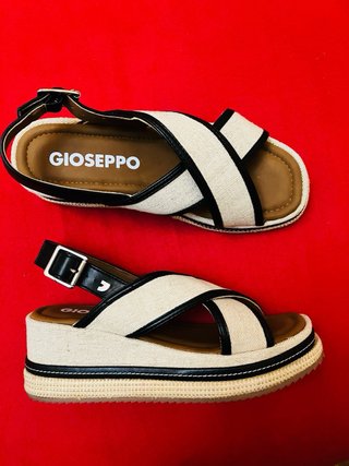 Sandalias cuña Gioseppo beige y negro