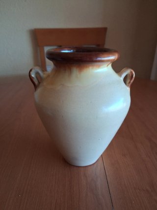 Jarrón de cerámica beige y marrón