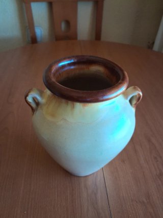 Jarrón de cerámica beige y marrón