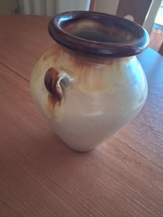 Jarrón de cerámica beige y marrón