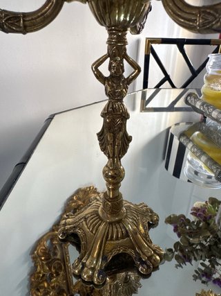 Par de Candelabros de metal dorado.
