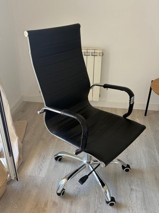 Silla de oficina negra y plateada