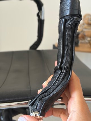 Silla de oficina negra y plateada