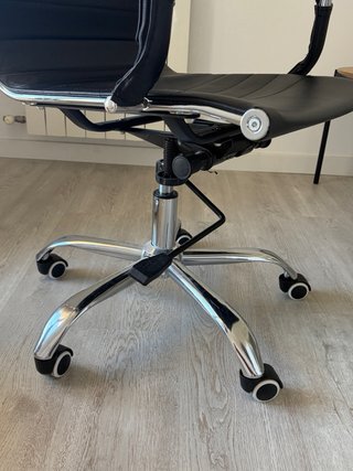 Silla de oficina negra y plateada