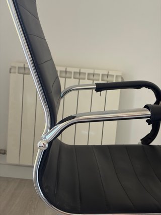 Silla de oficina negra y plateada