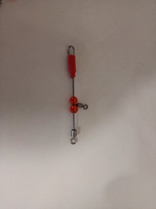 Urfe de pesca con cuentas rojas