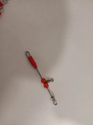 Urfe de pesca con cuentas rojas
