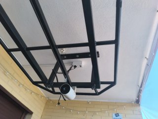 Barra de dominadas para techo con ganchos.