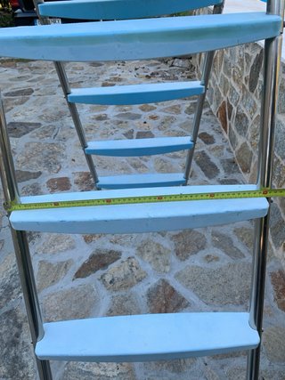 Escalera de piscina de acero, prácticamente nueva