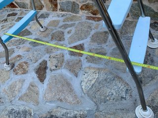 Escalera de piscina de acero, prácticamente nueva